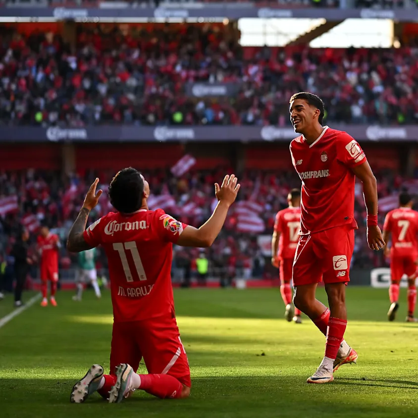 Así festejó el uruguayo Maxi Araujo su golazo ante el León. (Foto: Toluca).