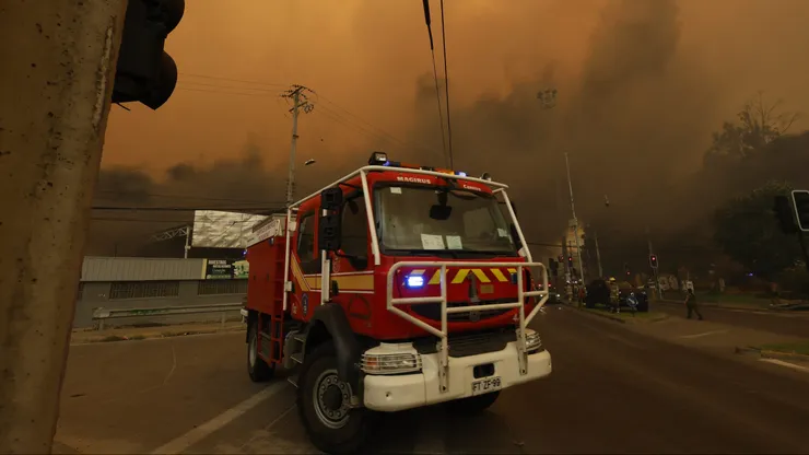 Vina del Mar, 3 de febrero de 2024 Incendio arrasa con fuerza en el sector de Limonares, a un costado del Troncal Urbano. Andres Pina/Aton Chile