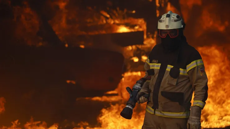 Villa Alemana, 2 de Un incendio forestal que se transformó en estructural se desarrolla sin control en el sector de Quebrada Escobares en Villa Alemana.