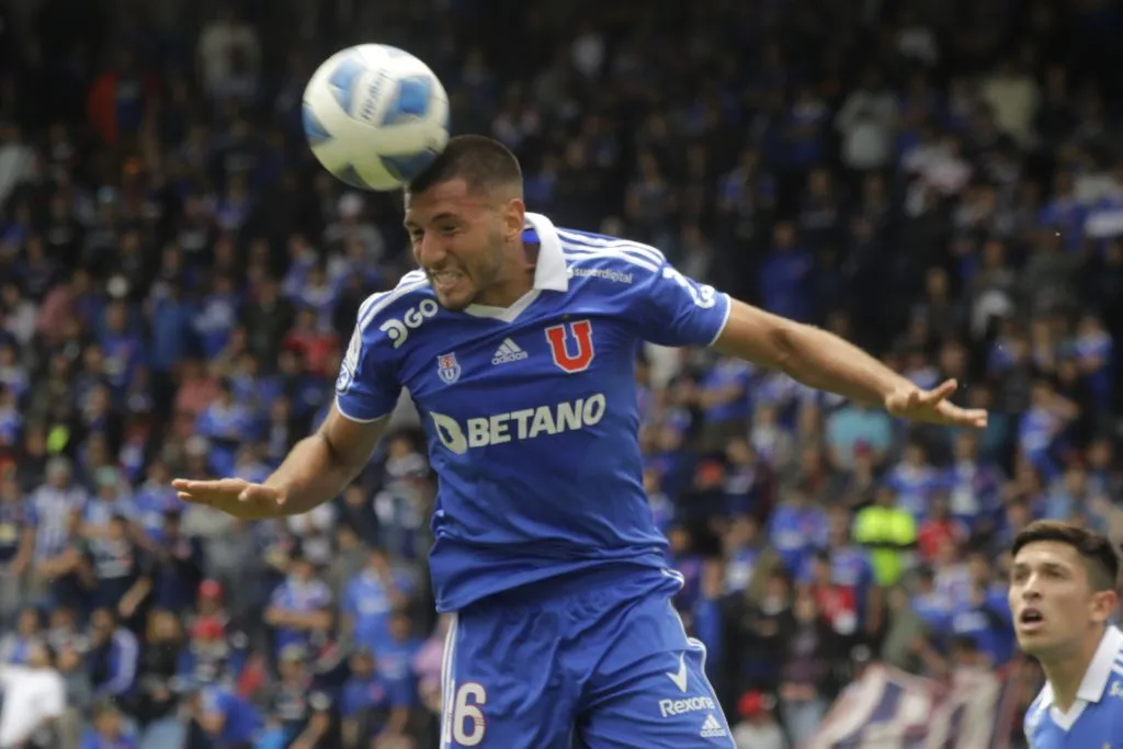 Bastián Ubal en acción ante Cobresal por la U. de Chile. (Eduardo Fortes/Photosport).