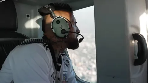 Arturo Vidal disfruta su vuelo por Santiago.