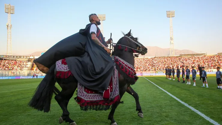 Arturo Vidal se paseo en un caballo por el estadio Monumental.