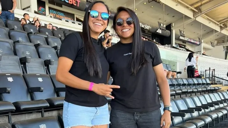 Bárbara Sánchez y Denisse Orellana en el estadio Monumental.