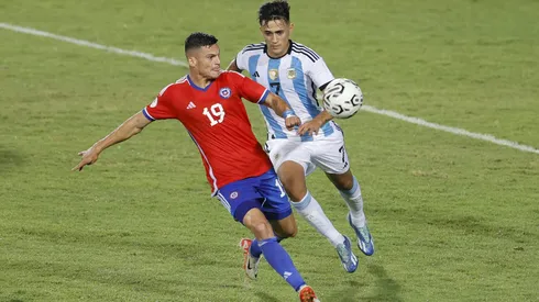 Lucas Cepeda intenta un despeje ante la marca de Pablo Solari: Argentina venció a Chile por 5-0 en el Preolímpico.