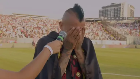 Arturo Vidal no pudo contener su emoción ante el recibimiento de los hinchas de Colo Colo.