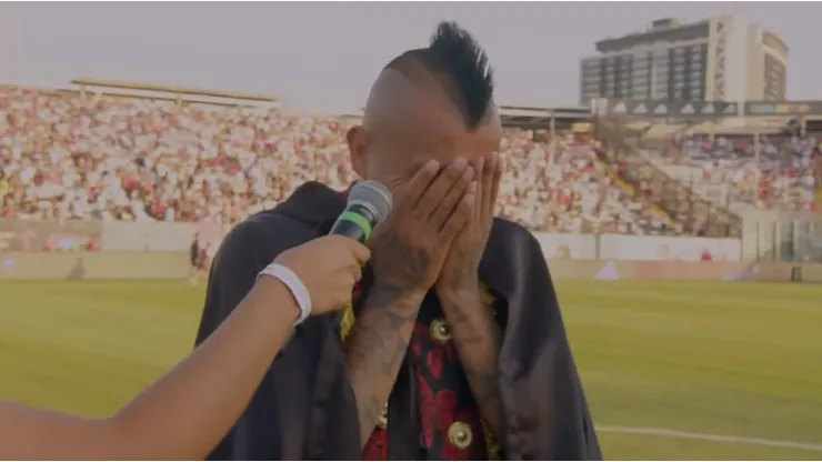 Arturo Vidal no pudo contener su emoción ante el recibimiento de los hinchas de Colo Colo.