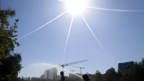 ¿Qué significa la Alerta Roja para Santiago por calor extremo?