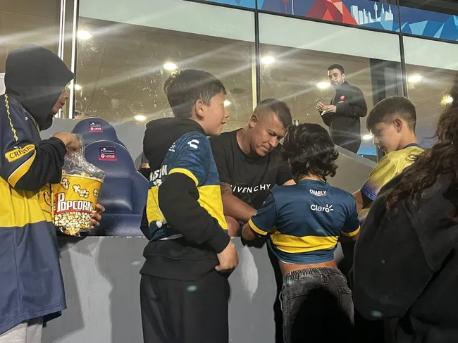 Jorge Almirón se dio el tiempo firmar autógrafos viendo a Independiente del Valle, el próximo rival de Colo Colo. | Foto: @M_EscobarAlvear 