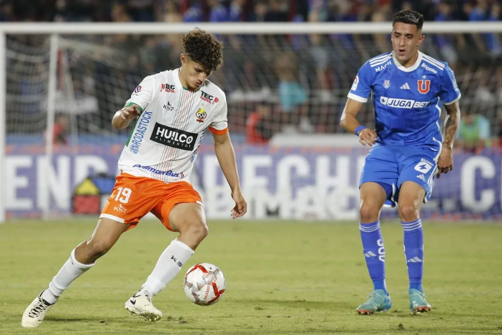 Ignacio Tapia en acción ante Cobresal en el Estadio Nacional. (Dragomir Yankovic/Photosport).