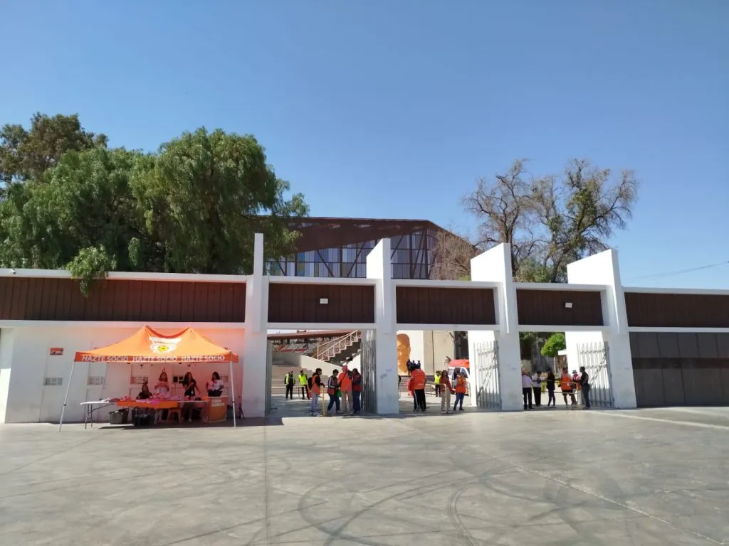 Los hinchas van ingresando al reducto en Calama. Foto: Emisora Bullanguera.