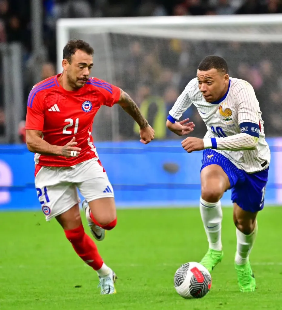 Matías Catalán en carrera ante Kylian Mbappé. (Captura Instagram).