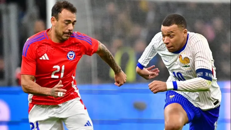 Matías Catalán en un mano a mano contra Mbappé en el duelo entre Francia y Chile.