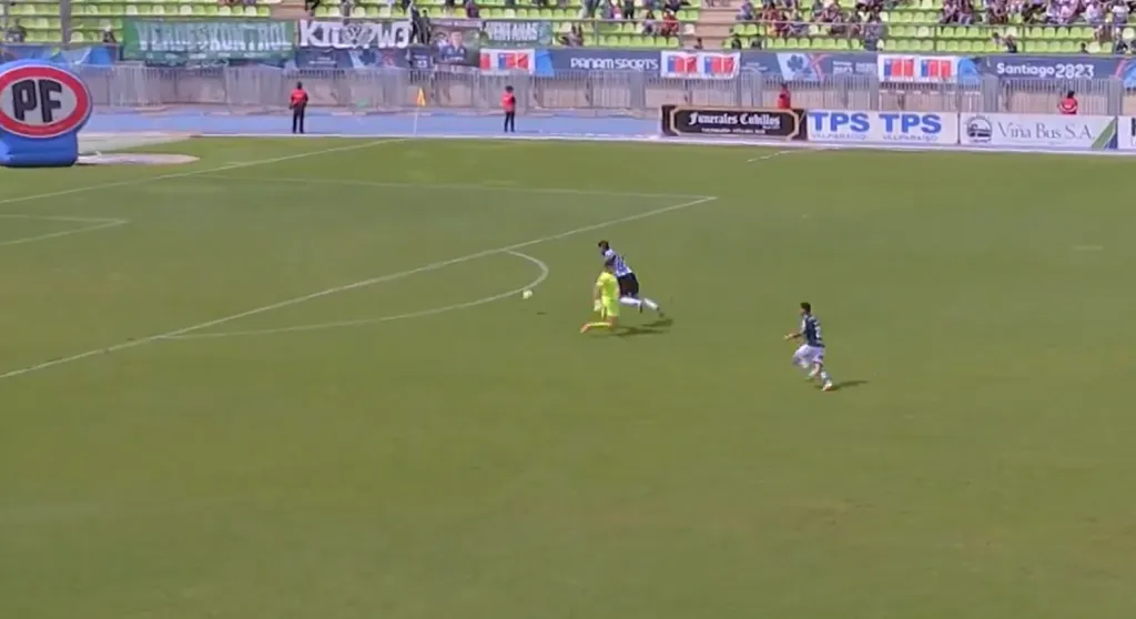 El golpe que recibió Larrivey en la jugada que significó su tercer gol y la victoria de Magallanes. (Captura TNT Sports).