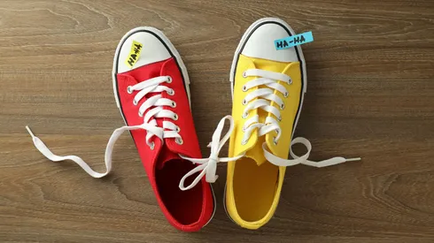 Broma de April Fools: dos zapatos de distinto color atados.