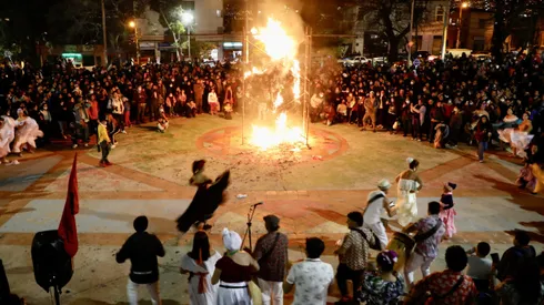 Valparaiso, 17 de abril de 2022. Se realiza la tradicion portena de Semana Santa de la quema del Judas en la plaza Wadington del cerro Playa Ancha. Andres Pina/ Aton Chile
