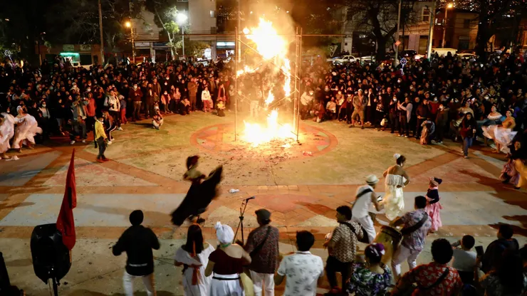 Valparaiso, 17 de abril de 2022. Se realiza la tradicion portena de Semana Santa de la quema del Judas en la plaza Wadington del cerro Playa Ancha. Andres Pina/ Aton Chile