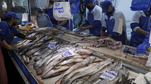 Venta de pescados y mariscos durante Semana Santa en el Mercado Central de Santiago (abril 2022)