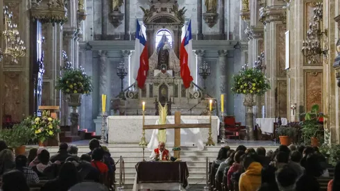 Feligreses participan de una jornada de reflexión durante la misa de Viernes Santo en la Catedral de Santiago