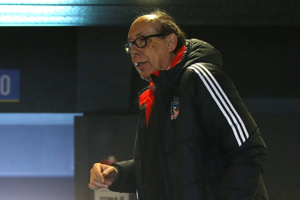 Alfredo Stöhwing se lanza contra Mosa.