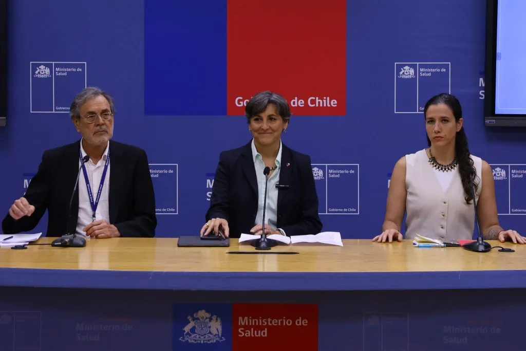 Xime Aguilera (al medio) dando el anuncio el día de hoy /Aton Chile