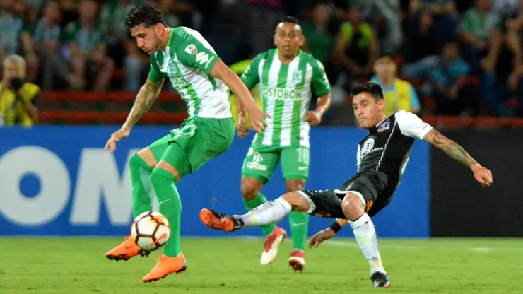 Gonzalo Castellani aguanta la marca de Claudio Baeza en la Copa Libertadores 2018.