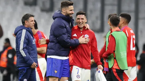 Giroud y Marcelino intercambian camiseta.