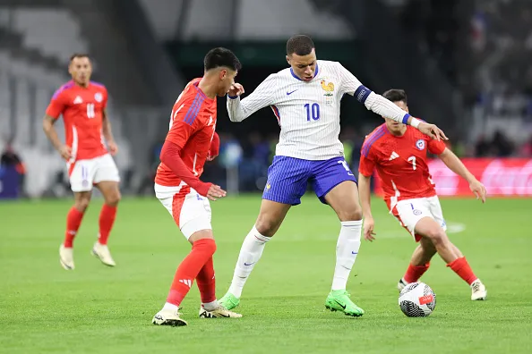 Kylian Mbappé sucumbió ante el buen trabajo defensivo de la selección chilena. | Foto: Getty Images.