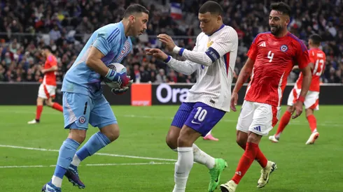 Claudio Bravo fue titular en los dos partidos de la Roja.