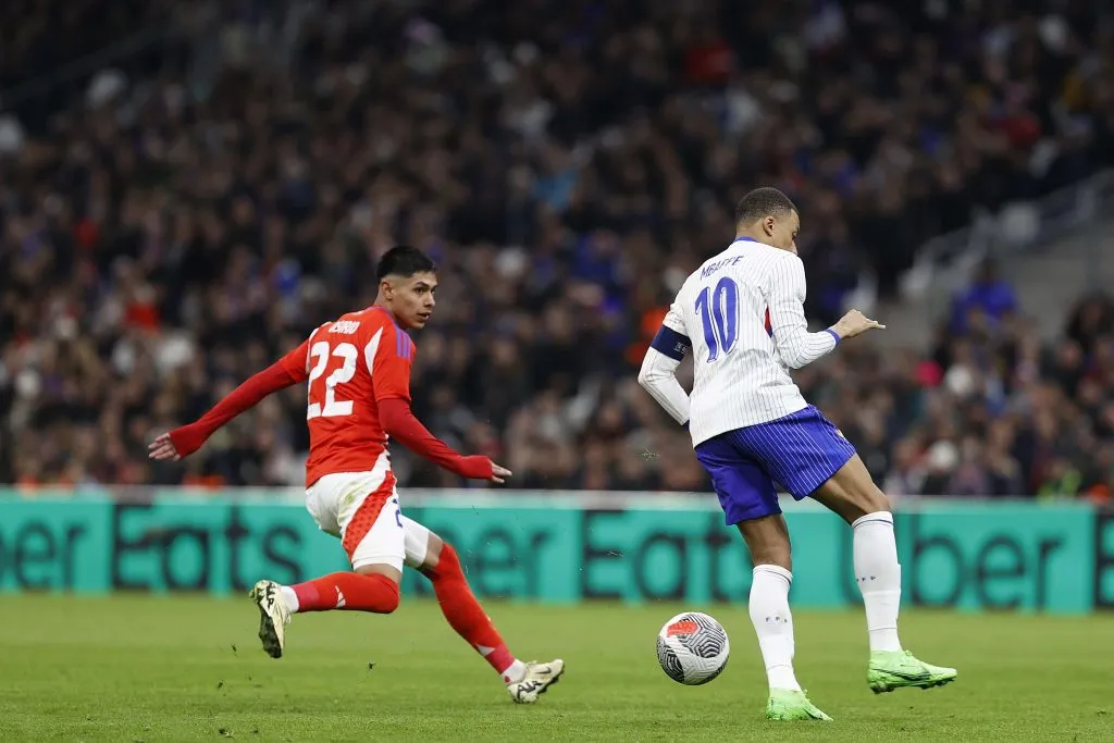 Darío Osorio también tuvo que ayudar en la marca con Mbappé. Foto: Carlos Parra / FFCH.