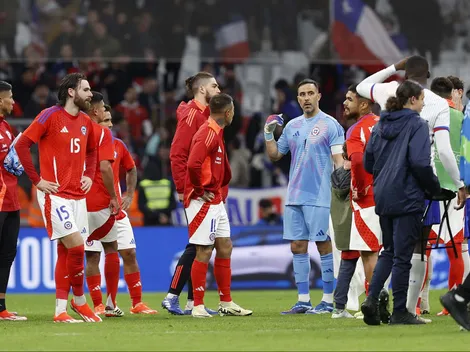 Johnny Herrera se pone los guantes de Bravo para defenderlo