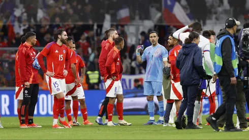 Johnny Herrera se pone los guantes de Bravo para defenderlo