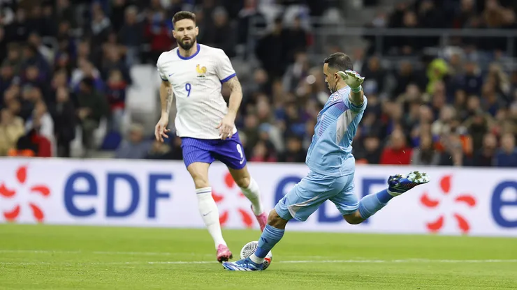 Pinilla defiende a Bravo del gol de Francia.