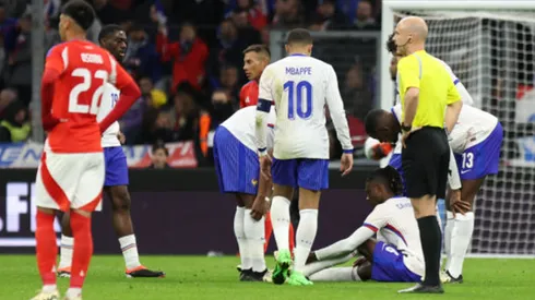 Francia terminó con dos lesionados el primer tiempo ante la Roja.