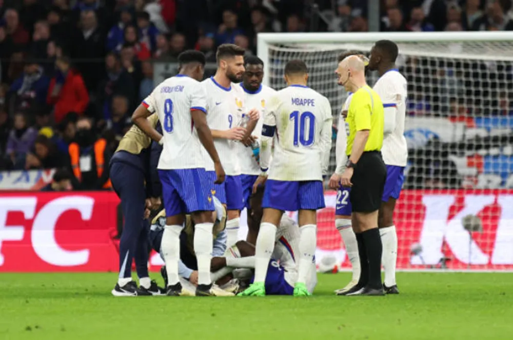 Eduardo Camavinga quedó tendido con mucho dolor y tuvo que salir en Francia. (Getty Images).