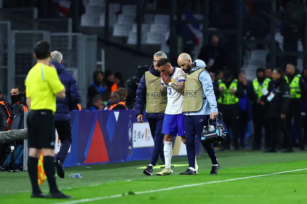 Así salió Jonathan Clauss del amistoso entre Chile y Francia. (Foto: Imago).