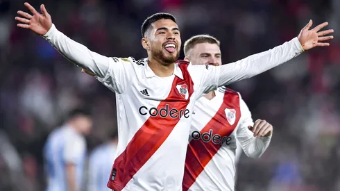 Ruggeri le hace un queque a Paulo Díaz.