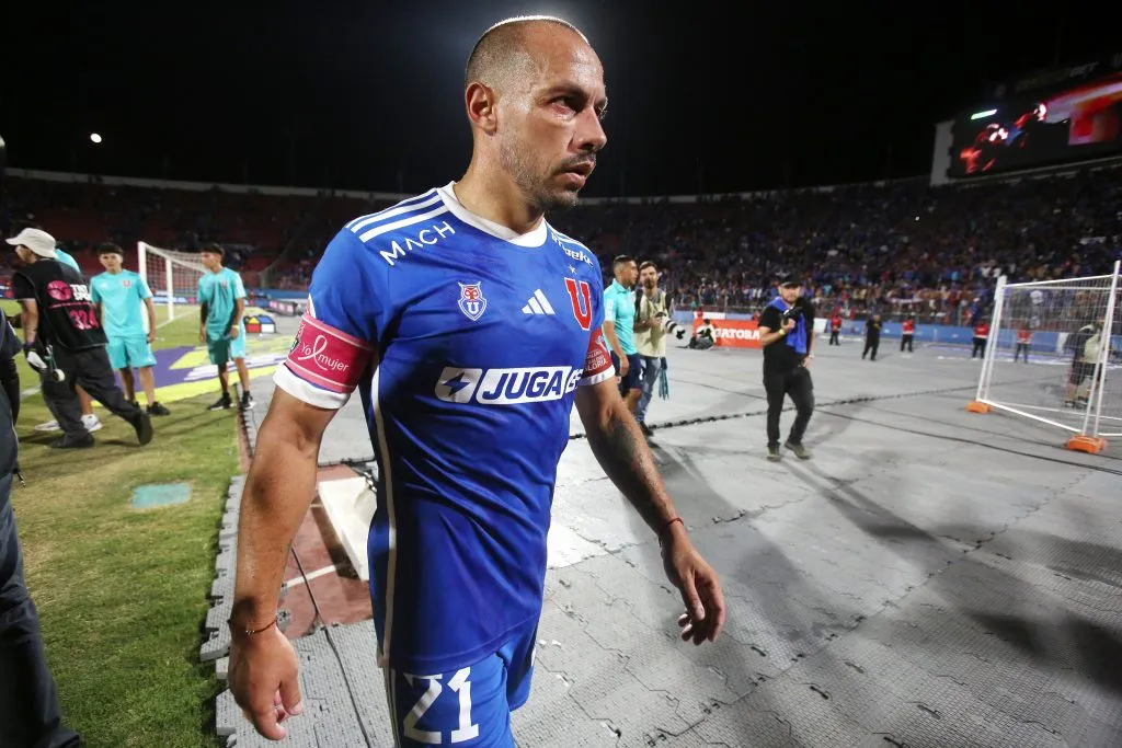 Marcelo Díaz hizo un gesto hacia la banca de suplentes. Foto: Jonnathan Oyarzun/Photosport