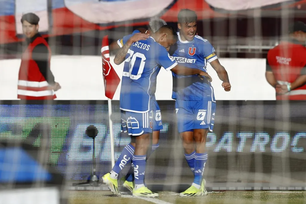 Maxi Guerrero es felicitado por el Chorri Palacios y Fabián Hormazábal en Copiapó. (Felipe Zanca/Photosport).