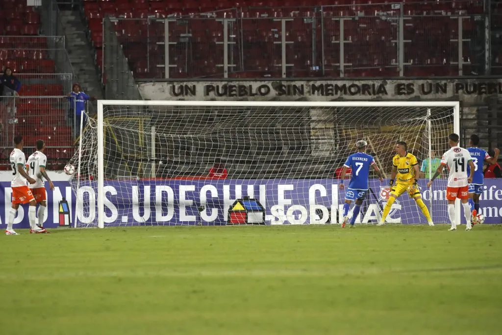 Leandro Requena quedó parado ante el remate del Fabi Hormazábal. (Jonnathan Oyarzun/Photosport).