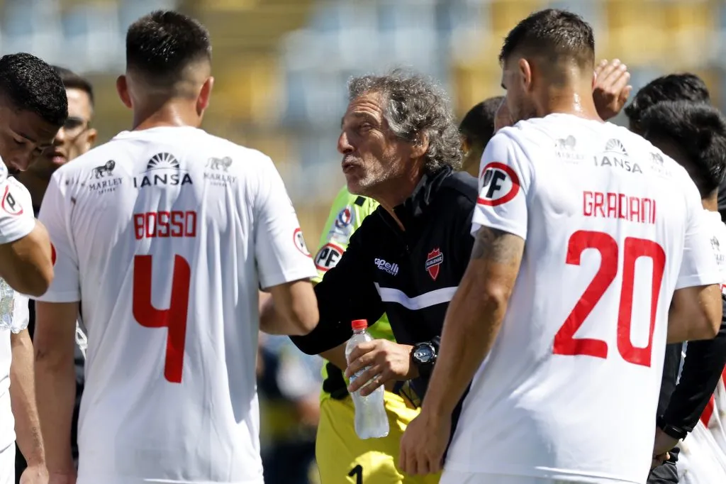 Mario Salas reparte indicaciones en la visita de Ñublense a Everton. (Andrés Piña/Photosport).