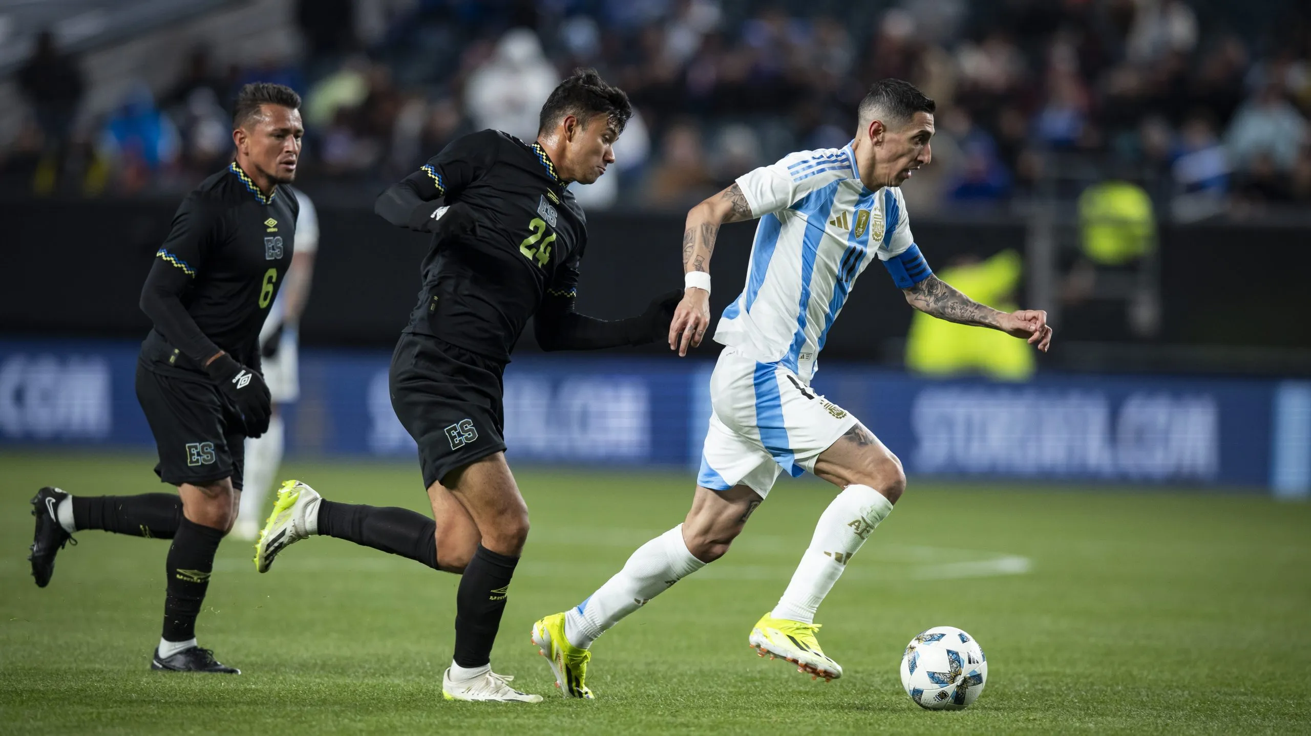 Ángel Di María jugando el amistoso entre Argentina y El Salvador (Getty Images)