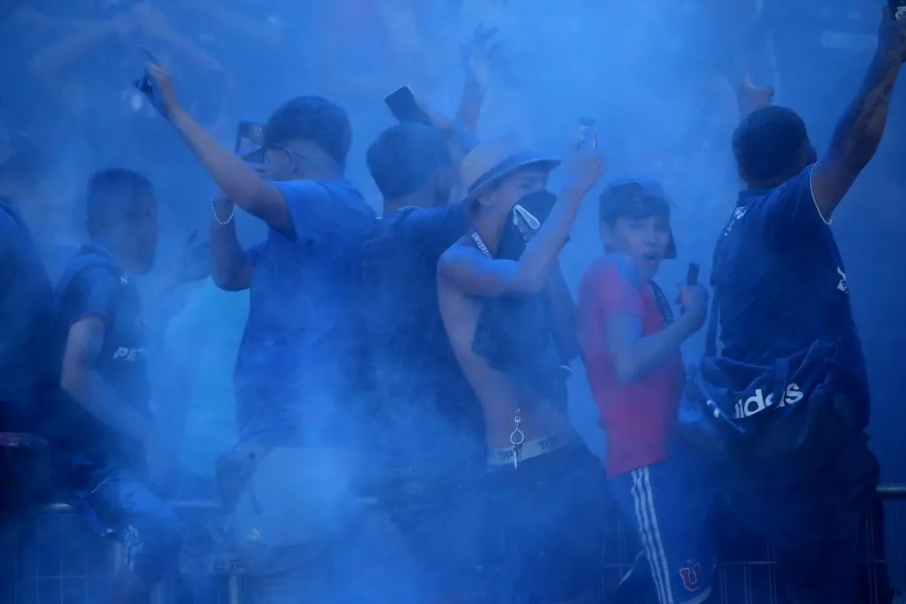 Los hinchas de la U ovacionan al Matador. Foto: Jonnathan Oyarzun/Photosport