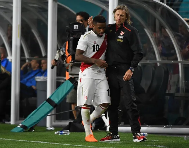 Gareca consuela a Jefferson Farfán tras sustituirlo en un partido amistoso. (Mark Brown/Getty Images).