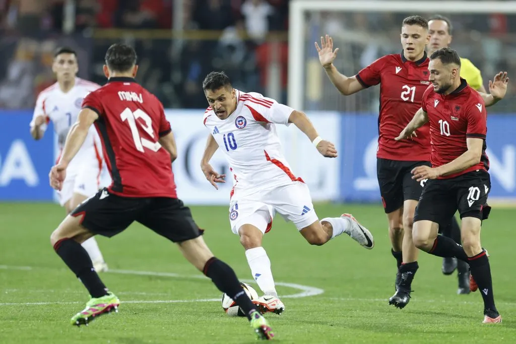 ¡Qué elegancia la de Francia! Chile viene de derrotar a Albania y ahora se viene el subcampeón del mundo. (Foto: Photosport)