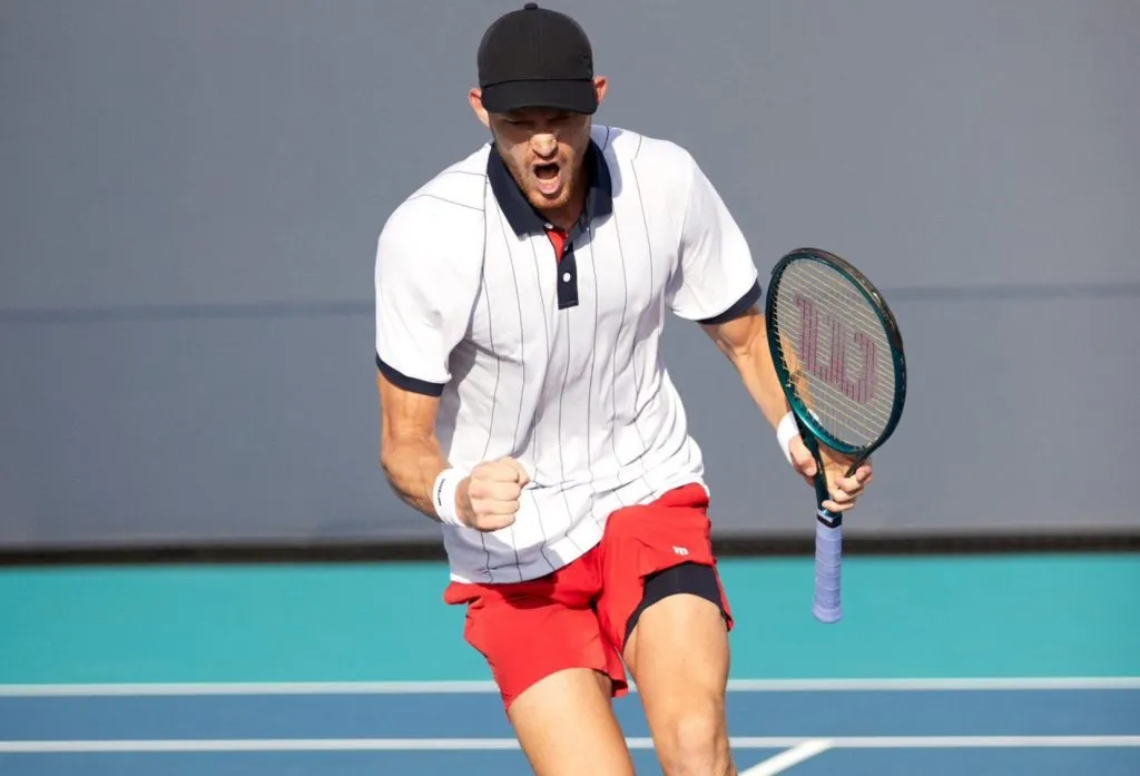 Jarry ganó un partido que estuvo picante en las tribunas