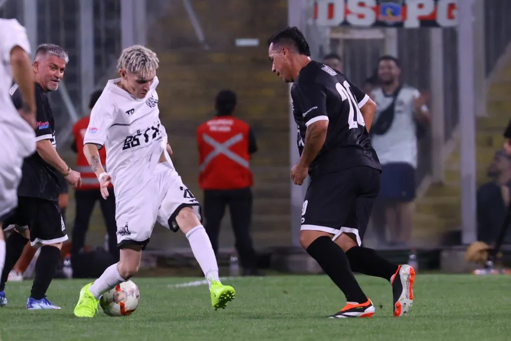 Esteban Paredes y el cantante Marcianeke en la despedida de Jaime Valdés. Foto: Marcelo Hernandez/Photosport