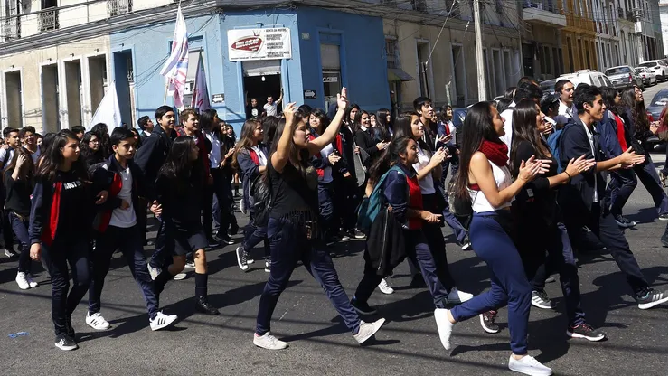Estudiantes de liceos públicos de Valparaíso marchan desde el Liceo Eduardo de la Barra hasta la Plaza Victoria, en el marco de las actividades conmemorativas por el Día del Joven Combatiente (29 de marzo de 2017).