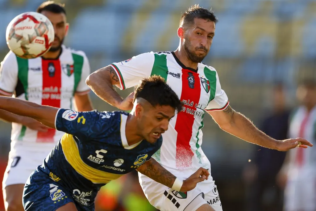 Se ponen al día en el estadio Sausalito. Foto: Andres Pina/Photosport