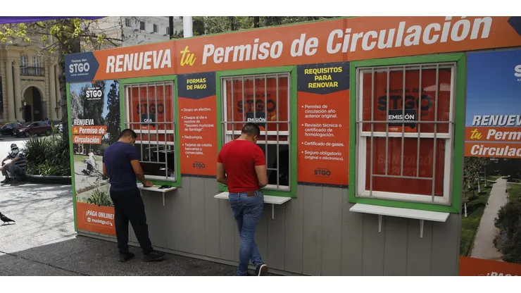 Santiago, 15 de marzo de 2023. Santiaguinos acuden a la plaza de armas para realizar el pago del permiso de circulacion 2023.