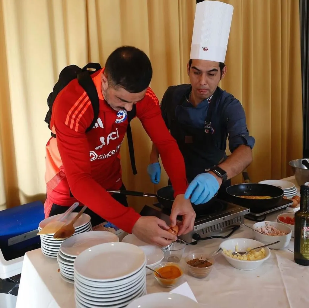 Claudio Bravo y su manejo con los huevos. Foto: Carlos Parra / ANFP.